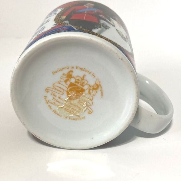 ROYAL WEDDING Prince William Kissing Catherine Kate Middleton Commemorative Mug - Picture 6 of 10